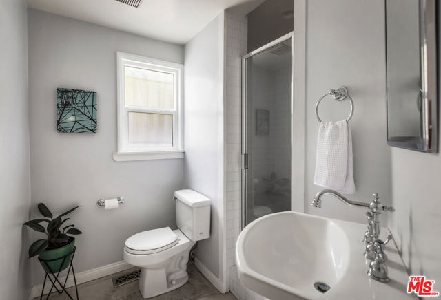 13324 Valley Vista Boulevard, Sherman Oaks CA: https://media.crmls.org/mediaz/81986a85-1562-4afe-8fc4-fc98f9cc5bb9.jpg