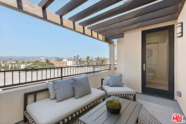 1248 S Bronson Avenue, Los Angeles CA: https://media.crmls.org/mediaz/8198b5c2-e0c4-4f76-b768-1dd4c5b7957c.jpg