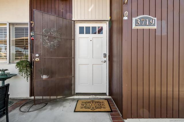 3719 Balboa Drive, Oceanside CA: https://media.crmls.org/mediaz/81995ebe-85de-43c7-8f46-d33ab5c5f6c4.jpg