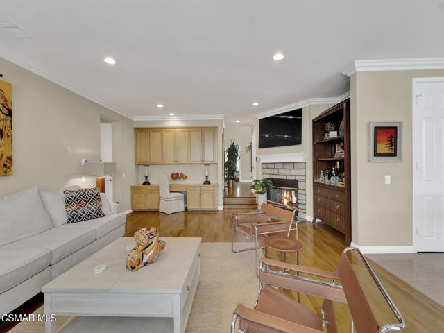 3865 Briar Ridge Court, Newbury Park CA: https://media.crmls.org/mediaz/8199f32d-d72b-4ea9-b6cb-98b629ea5f4f.jpg