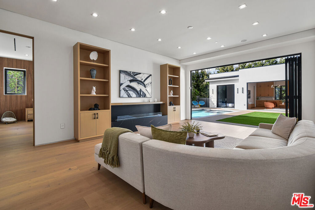 13015 Greenleaf StreetStudio City img 19