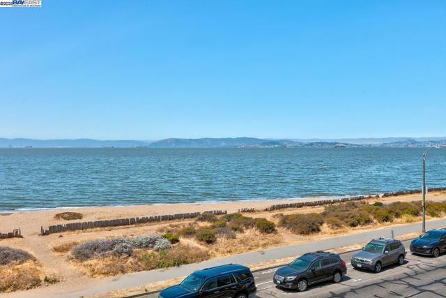 1001 Shoreline Dr, Alameda CA: https://media.crmls.org/mediaz/819a789d-75a4-47a5-b27f-20567b579734.jpg