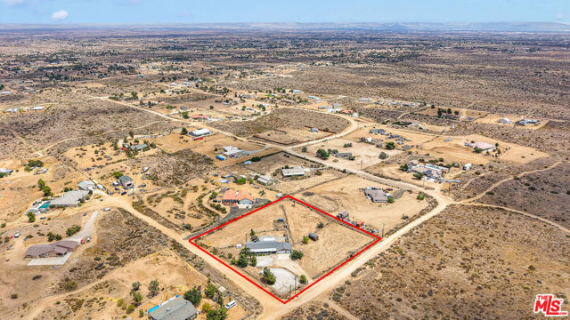8125 Centola Road, Phelan CA: https://media.crmls.org/mediaz/819b2d17-ab80-4554-88e8-23886bb3e1d6.jpg