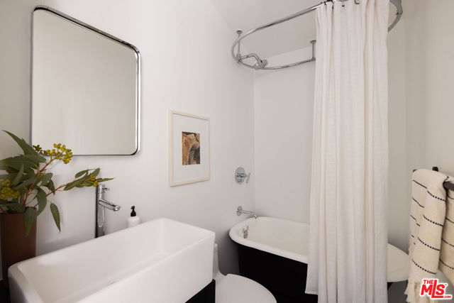 864 Sanborn Avenue, Los Angeles CA: https://media.crmls.org/mediaz/819b50f5-50d7-47c4-8a80-40fab0970050.jpg