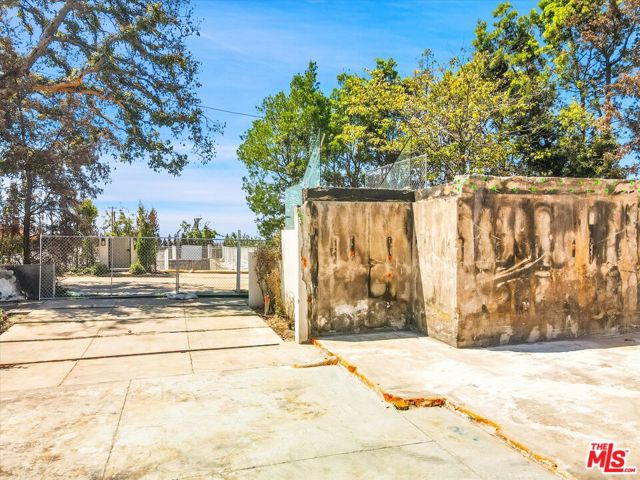 14635 Whitfield Avenue, Pacific Palisades CA: https://media.crmls.org/mediaz/819bb334-40e0-41ec-9995-41f653e1640f.jpg