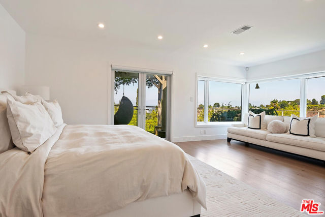 3482 Vista Haven Road, Sherman Oaks CA: https://media.crmls.org/mediaz/819c2f46-7e8c-4bf1-ba0c-c980c35a8650.jpg