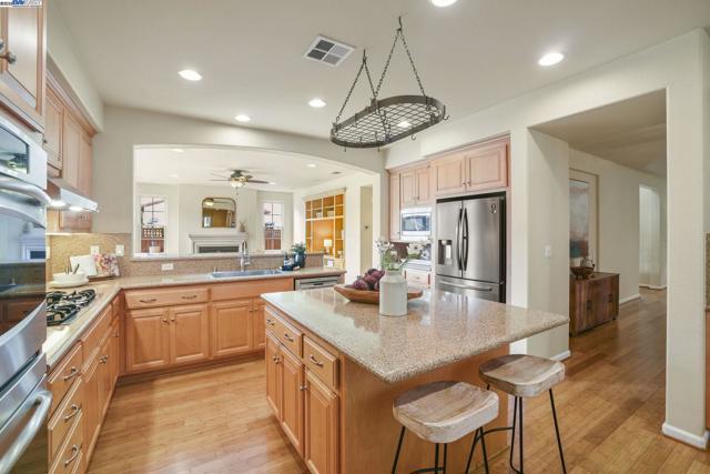 250 Jack London Ave, Alameda, California 94501, 4 Bedrooms Bedrooms, ,3 BathroomsBathrooms,Single Family Residence,For Sale,Jack London Ave,41111270