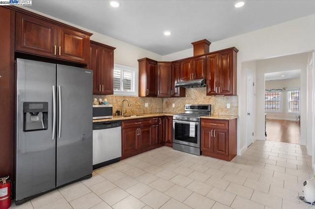 1539 International Blvd, Oakland CA: https://media.crmls.org/mediaz/819d01aa-7f64-4ed5-9d68-986c1f85bdea.jpg