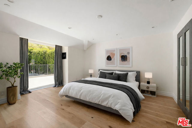 1214 Coldwater Canyon Drive, Beverly Hills CA: https://media.crmls.org/mediaz/819e6eac-2fa4-42b6-86a9-b9d7027559c7.jpg