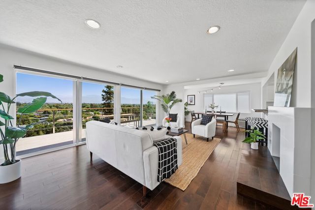 11689 Picturesque Drive, Studio City CA: https://media.crmls.org/mediaz/819edfe4-e5ab-4064-9c7d-7133492f9def.jpg