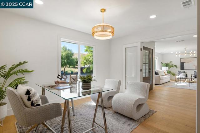 374 James Bowie Ct, Alamo CA: https://media.crmls.org/mediaz/819f2136-884d-41b0-b28d-1e18f696769f.jpg
