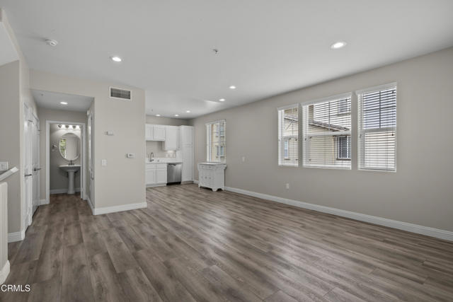 1542 Windshore Way, Oxnard CA: https://media.crmls.org/mediaz/819f3ad3-c470-4d9a-bef9-4ab8bd45aa7a.jpg