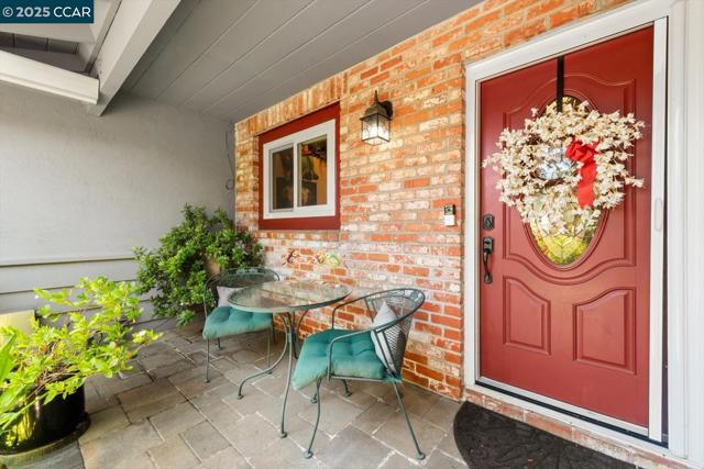 3121 Del Oceano Dr, Lafayette CA: https://media.crmls.org/mediaz/81a056d7-01b8-4195-ad6f-cdcf1a7c8cf8.jpg