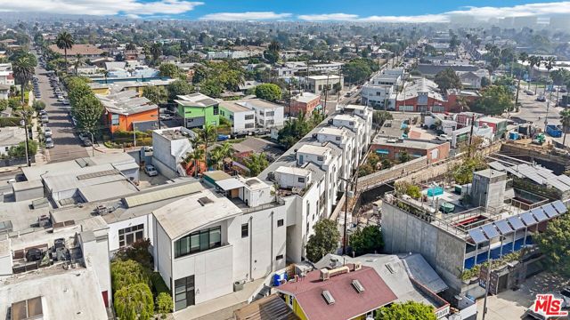 815 Hampton Drive, Venice CA: https://media.crmls.org/mediaz/81a0c715-33bd-4699-9d8e-c0658501b4a0.jpg
