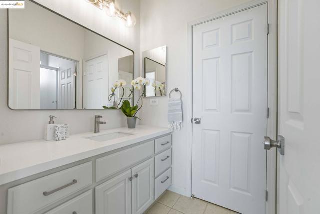661 Via Rialto, Oakland CA: https://media.crmls.org/mediaz/81a0f8c4-4849-4393-aff8-8673b911fece.jpg