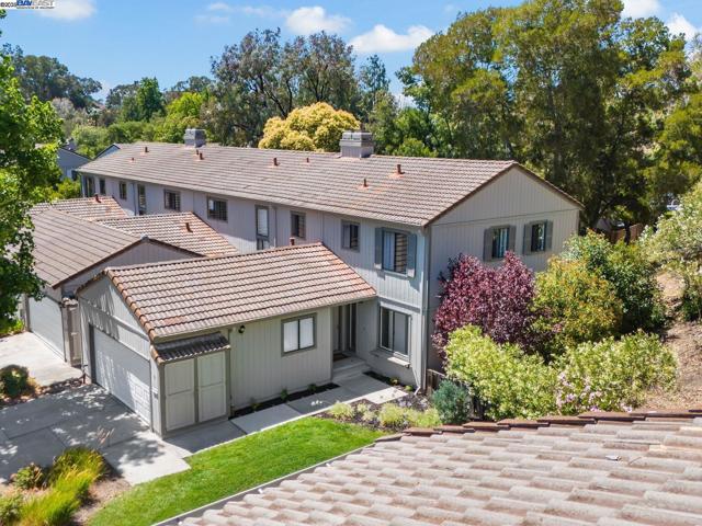 9 Moraine Court, Hercules CA: https://media.crmls.org/mediaz/81a14db5-fffe-411f-8857-e35318a9a6e0.jpg