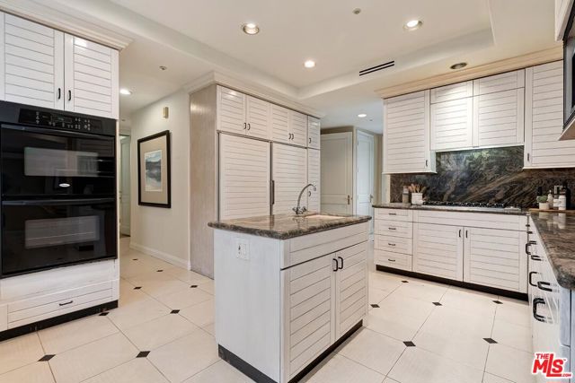 110 N Oakhurst Drive, Beverly Hills CA: https://media.crmls.org/mediaz/81a1d49d-7356-4c30-bbc2-ee6b71ef567b.jpg