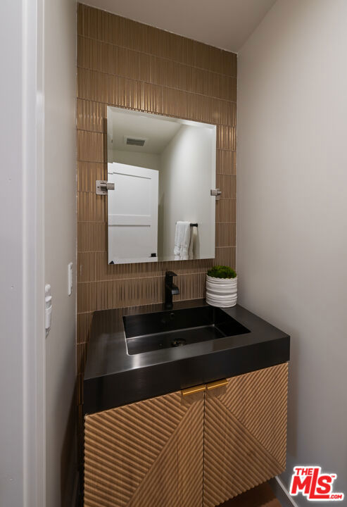 3524 Maplewood Avenue, Los Angeles CA: https://media.crmls.org/mediaz/81a1db40-199a-4f7a-b1d2-923489455dee.jpg