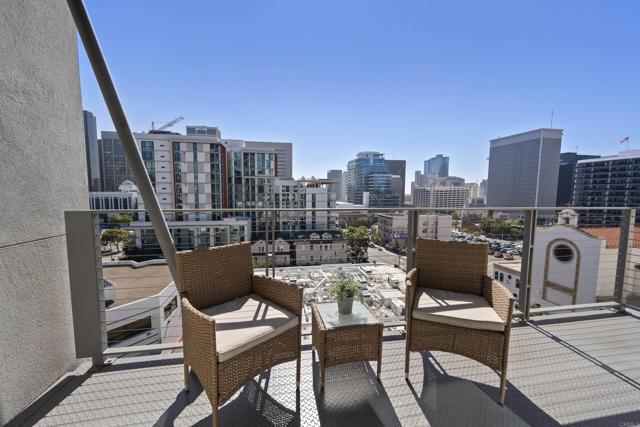 1551 4Th Avenue, San Diego CA: https://media.crmls.org/mediaz/81a37958-b2f3-49d5-81c1-fbad449635ca.jpg