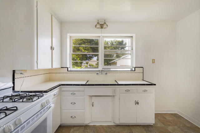 237 N Katherine Drive, Ventura CA: https://media.crmls.org/mediaz/81a37e24-3416-41a4-89f3-5602c252846e.jpg