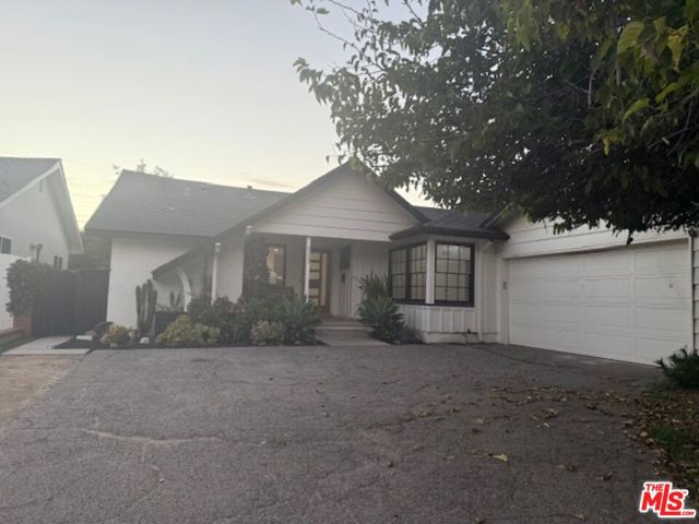 9333 Swinton Avenue, North Hills CA: https://media.crmls.org/mediaz/81a3f7e9-dcf6-4c97-8910-0dabb29cee8e.jpg