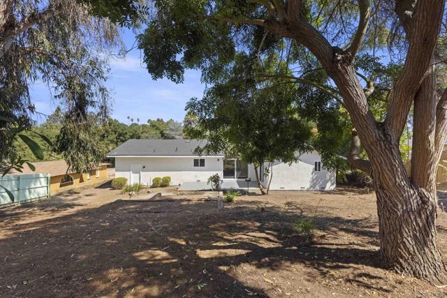 1217 Monte Vista Dr, Vista CA: https://media.crmls.org/mediaz/81a4a687-9907-41d8-896e-90ab3dcbee1d.jpg