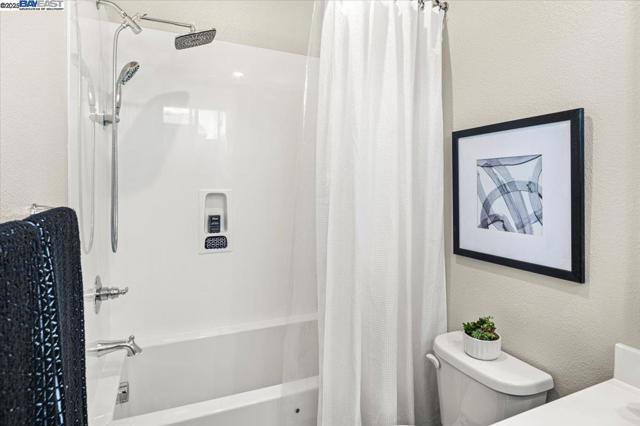 1726 17th St, Oakland CA: https://media.crmls.org/mediaz/81a4d6ca-5a07-47e6-b333-4c4644e291ea.jpg