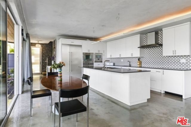 11462 LAURELCREST Road, Studio City CA: https://media.crmls.org/mediaz/81a5ded9-7cd3-4a3e-912d-e9cd22336813.jpg