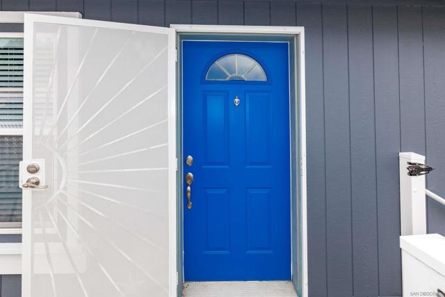 7241 San Luis St, Carlsbad CA: https://media.crmls.org/mediaz/81a6b13b-4850-474a-be24-c7a03f6372bf.jpg