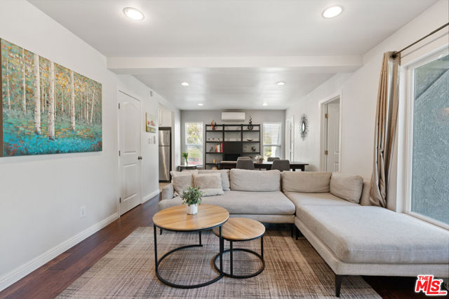 1301 S Hudson Avenue, Los Angeles CA: https://media.crmls.org/mediaz/81a6f6ce-c609-4695-bcfb-9dff64260587.jpg