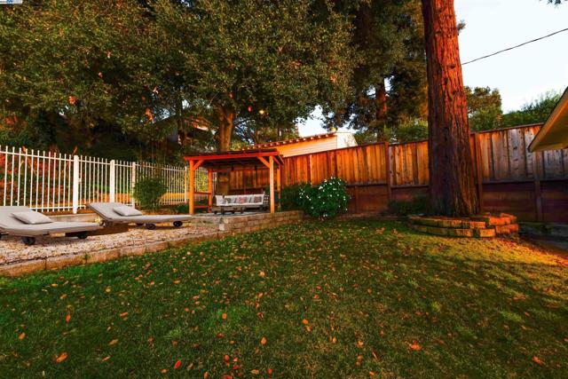 4433 Fair Ave, Oakland CA: https://media.crmls.org/mediaz/81a73ecd-29ce-4f2e-bd02-a76655c155f6.jpg