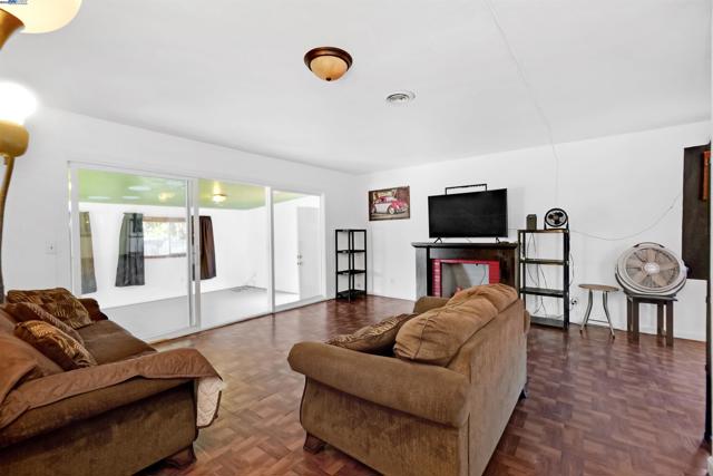 26361 Huntwood Aave, Hayward CA: https://media.crmls.org/mediaz/81a7436f-656d-4f4c-8d99-a083a3f06050.jpg