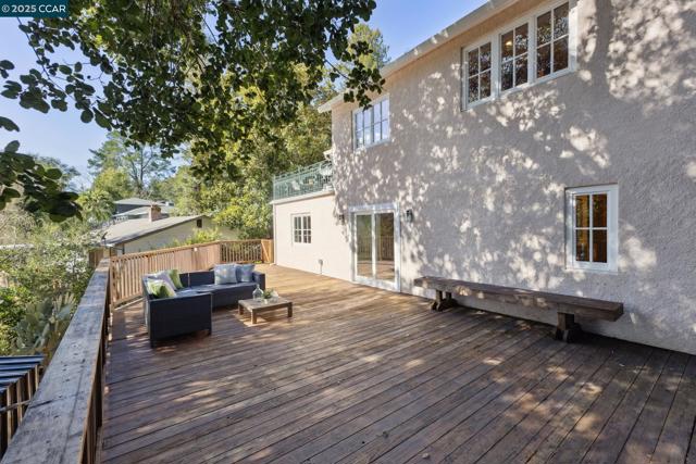 40 Las Palomas, Orinda CA: https://media.crmls.org/mediaz/81a7fb35-4d3f-48b8-a971-eb5a159fb505.jpg