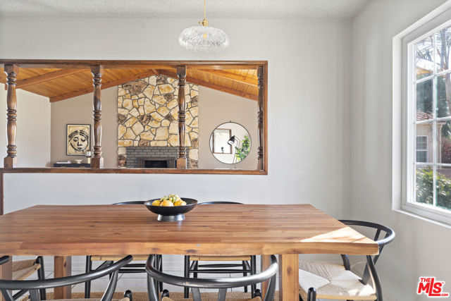 4242 Grand View Boulevard, Los Angeles CA: https://media.crmls.org/mediaz/81a8d2da-eee9-4d34-bbd0-bfef7d7b86a2.jpg