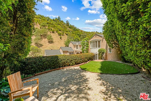 1376 San Ysidro Drive, Beverly Hills CA: https://media.crmls.org/mediaz/81a8ef3f-76d2-4ea8-9697-733991549eb3.jpg