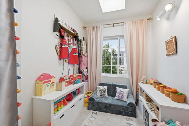 270 Chestnut Way, Oceanside CA: https://media.crmls.org/mediaz/81a8f686-13dd-4b9a-81b0-8764ae3611b5.jpg