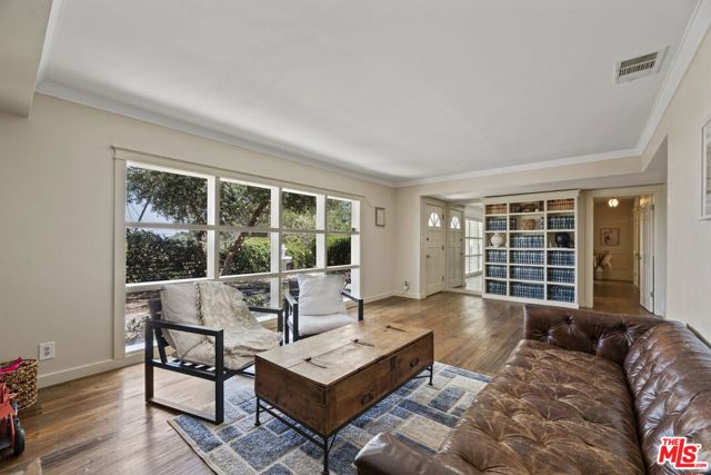 3313 Coy Drive, Sherman Oaks CA: https://media.crmls.org/mediaz/81a8fde2-91a9-4b11-928a-ecde873a96e2.jpg