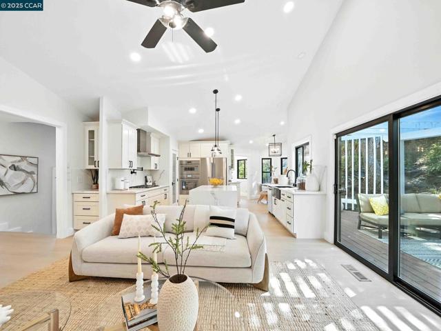 1542 Hillgrade Ave, Alamo CA: https://media.crmls.org/mediaz/81a9fc9b-7086-4f52-a925-e841f5a7e535.jpg