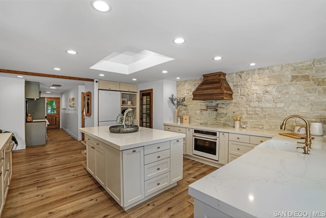 6026 La Granada, Rancho Santa Fe CA: https://media.crmls.org/mediaz/81aa16ff-5ba3-4011-905b-4d3d2b00037d.jpg
