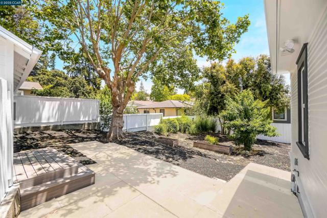 2718 Carmel St, Oakland CA: https://media.crmls.org/mediaz/81aa56e2-b437-4b09-96ea-ceeaa14d3198.jpg