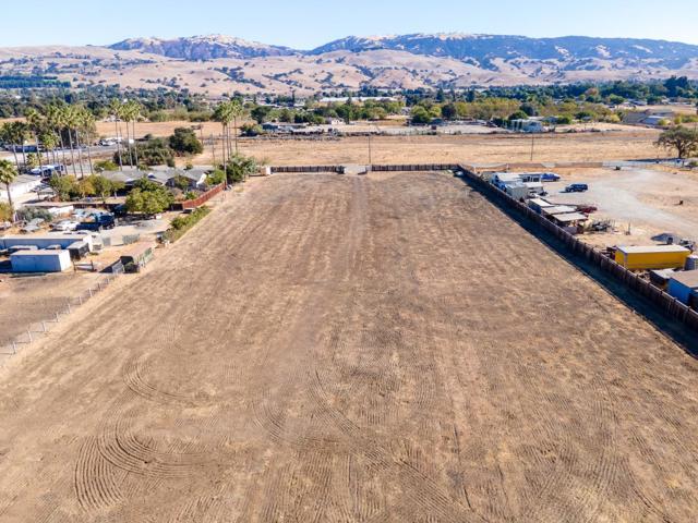13705 Sycamore Avenue, San Martin CA: https://media.crmls.org/mediaz/81aa8510-8963-4a24-8eb9-04cb6f5472b3.jpg