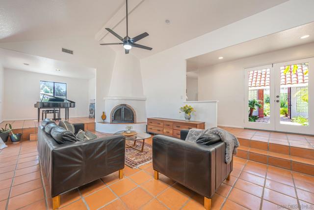 1761 Winterwarm Dr, Fallbrook CA: https://media.crmls.org/mediaz/81ac2fed-2db1-407b-b3d8-4a223a67915a.jpg
