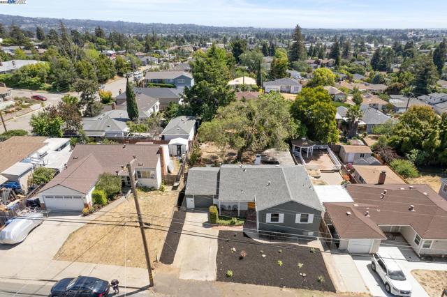 4859 Seaview Ave, Castro Valley CA: https://media.crmls.org/mediaz/81ac7695-c421-4a85-be02-21d611ca8321.jpg