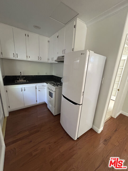 11145 W SUNSET Boulevard, Los Angeles CA: https://media.crmls.org/mediaz/81ac8895-2042-4929-ab36-d39d9e4587ed.jpg