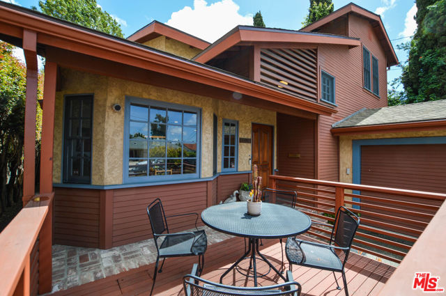 11136 Lucerne Avenue, Culver City CA: https://media.crmls.org/mediaz/81ac9f4b-46fc-4401-9832-655b59e13de9.jpg