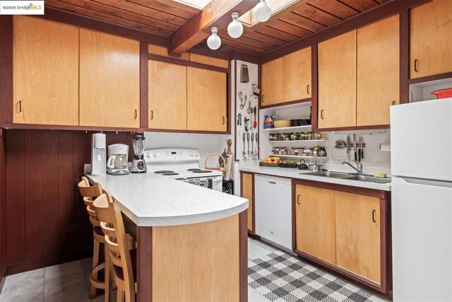 199 Fairlawn Dr, Berkeley CA: https://media.crmls.org/mediaz/81afd1c0-7be3-4ae9-8cf7-9856ae1730c7.jpg