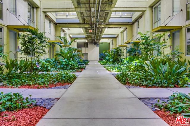 1130 S Flower Street, Los Angeles CA: https://media.crmls.org/mediaz/81b10fca-6797-47dc-b4a4-58ea8adbab40.jpg