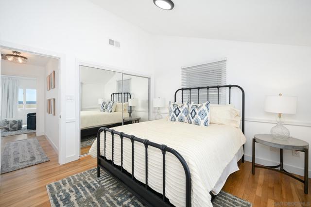 206 E E Oceanfront, Newport Beach CA: https://media.crmls.org/mediaz/81b23f36-7119-4daf-a23a-c9af28322ede.jpg