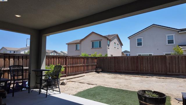 17516 Gemini Ct, Lathrop CA: https://media.crmls.org/mediaz/81b3f2b0-8aff-4019-9cc6-078b164637ec.jpg