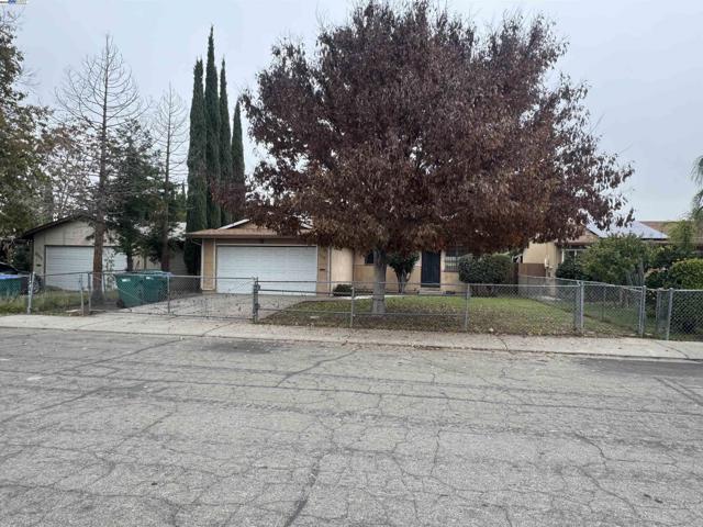 3338 Zamora Way, Stockton CA: https://media.crmls.org/mediaz/81b41a62-d0e0-4e6c-a272-1a86cadc317d.jpg